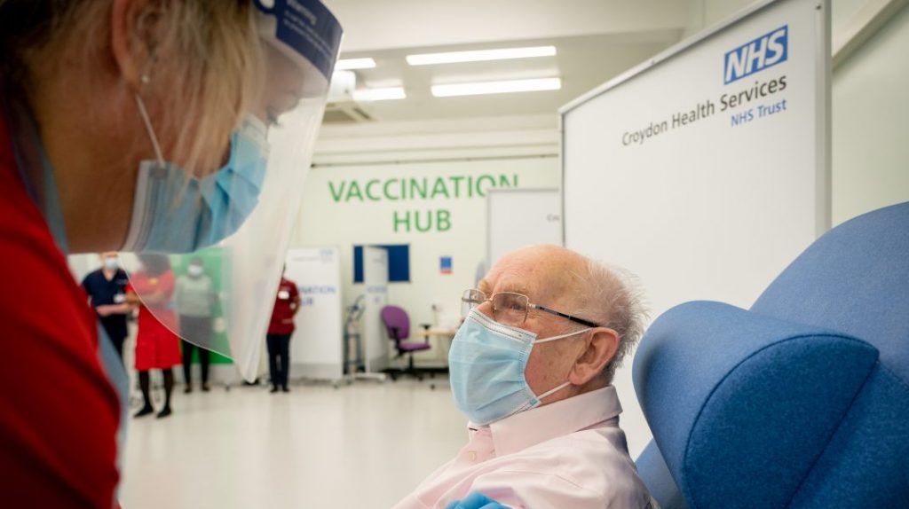 Țara care își vaccinează cu a treia doză persoanele peste 50 de ani. Campania începe din toamnă