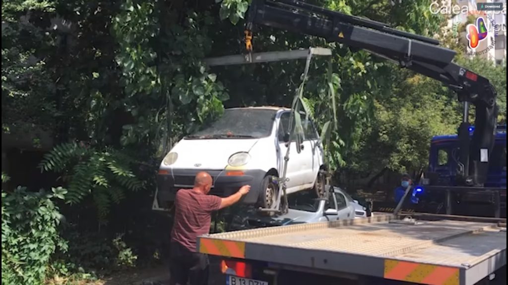 Masinile abandonate, ridicate din sectorul 6