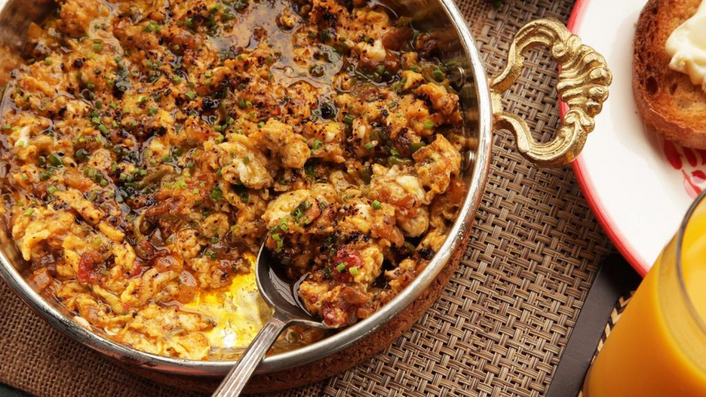 Cum se face Menemen sau omleta turcească. Ce e bine să faci înainte de a pune ouăle în tigaie. Rețeta specială de mic dejun