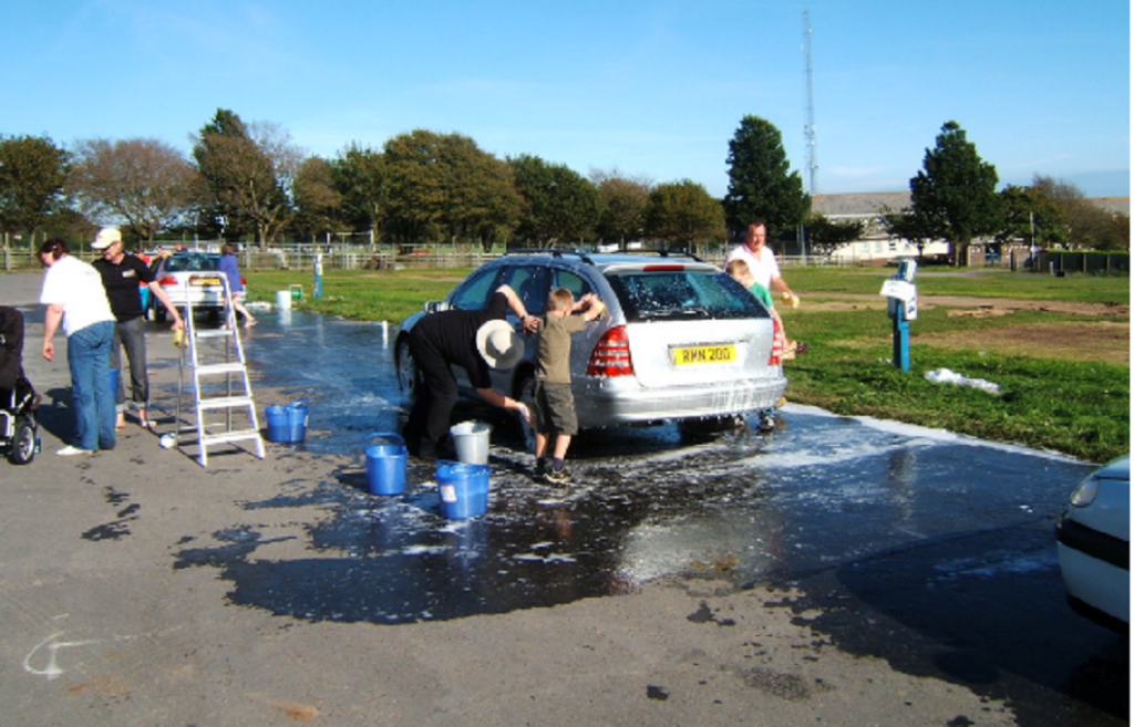 Spalatul masinii pe domeniul public atrage o amenda substantiala