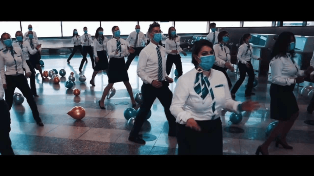 Relaxare în paşi de dans în Italia. Scene uimitoare pe aeroportul din Milano. VIDEO