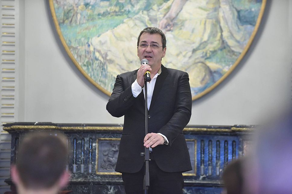 Florin Chilian și-a vândut tot din garsonieră ca să devină solist: ”M-am trezit că un tâmpit îmi trăieşte viaţa şi am spus stop”. EXCLUSIV