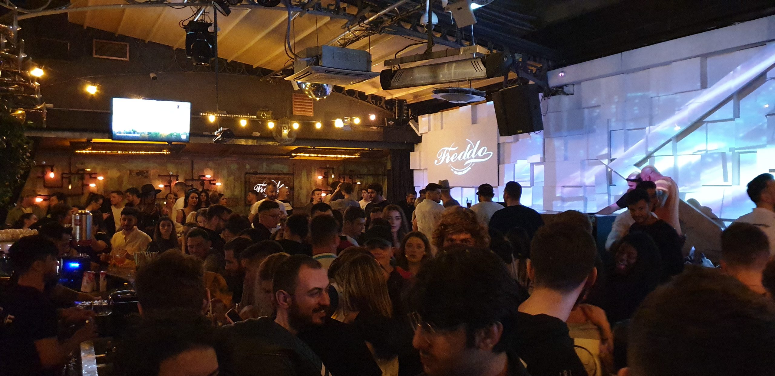 Centrul Vechi, plin de tineri cu chef de distractie