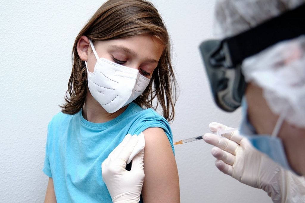 A început vaccinarea copiilor de peste 12 ani. Cine a oferit prima doză de vaccin