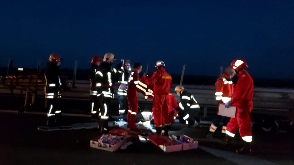 Accident cumplit pe A1, înainte de PTF Nădlac II. 16 persoane au fost rănite iar o persoană a decedat