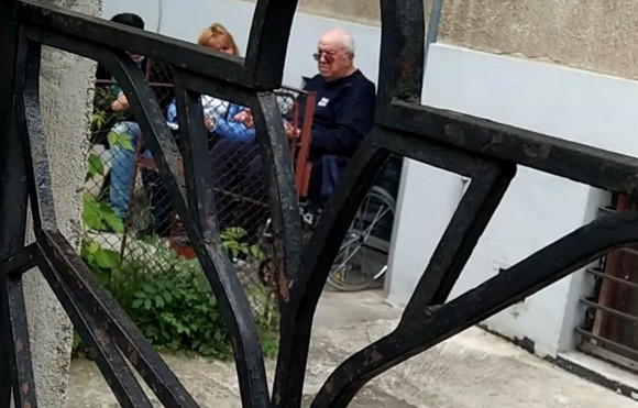 Alexandru Arșinel, surprins în scaun cu rotile, după ce a scăpat de covid