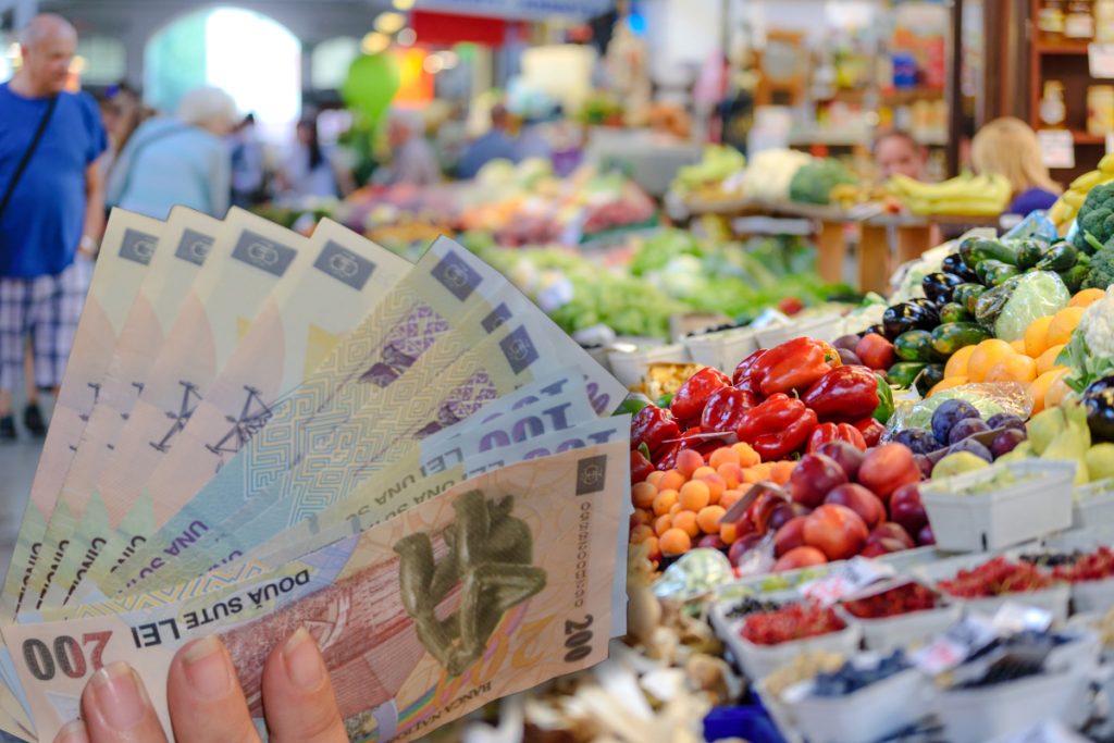 Amenzi de 15.000 de lei dacă vânzătorii nu fac asta în pieţe. Ce trebuie să fie scris pe eticheta fiecărui produs