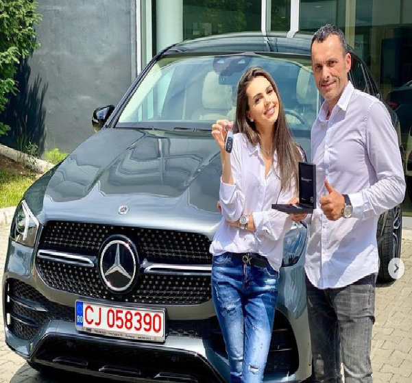 Cine este artista de muzică populară răsfățată cu o mașină de peste 100.000 de euro