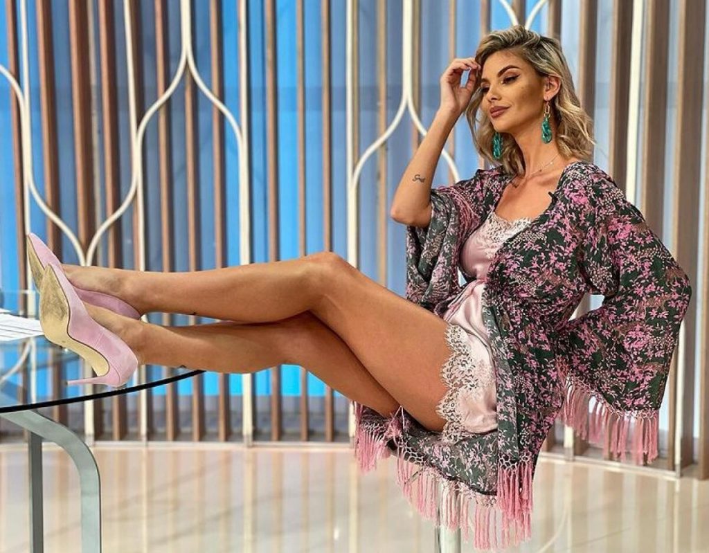 Ce meserie are, de fapt, Ramona Olaru. Nu ţi-ai fi imaginat-o niciodată aşa pe vecina de la Neatza