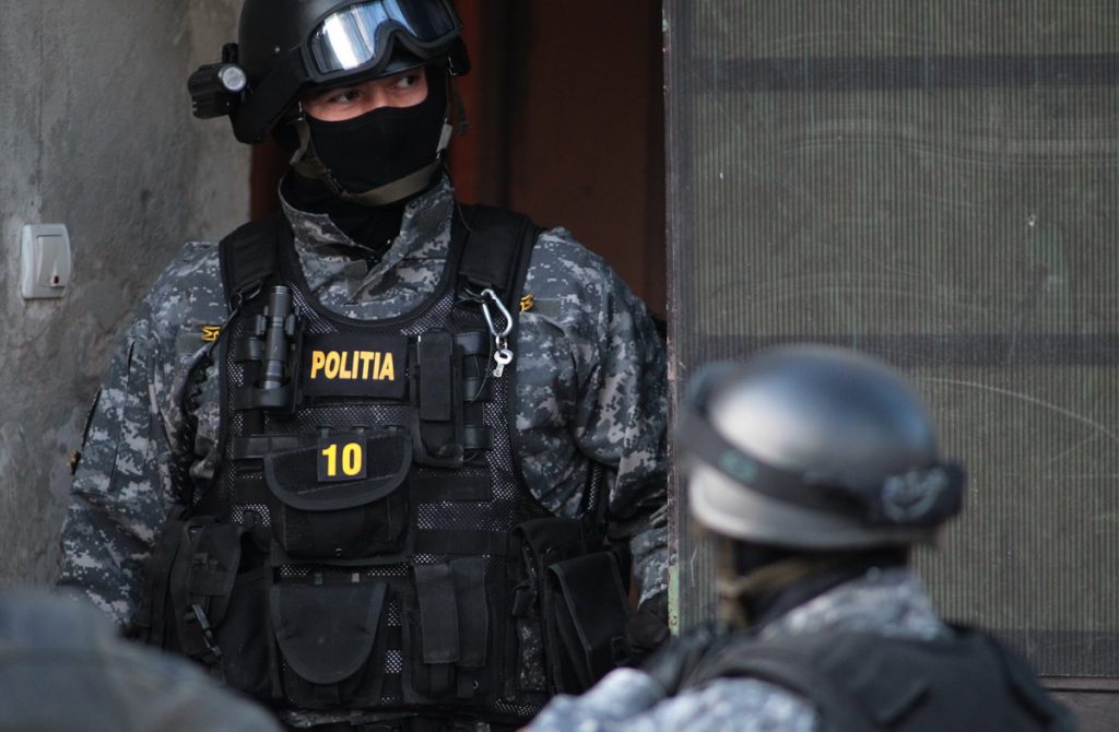 Constanţa: Zeci de percheziţii într-un dosar exploziv de proxenetism, şantaj şi spălare a banilor. Ce ar fi cumpărat interlopii din banii obţinuţi