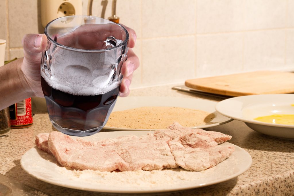 De ce să pui cola în aluatul pentru şniţele. Trucul pe care îl vei recomanda tuturor