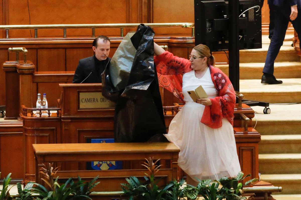 Diana Șoșoacă a făcut circ de zile mari în Parlament