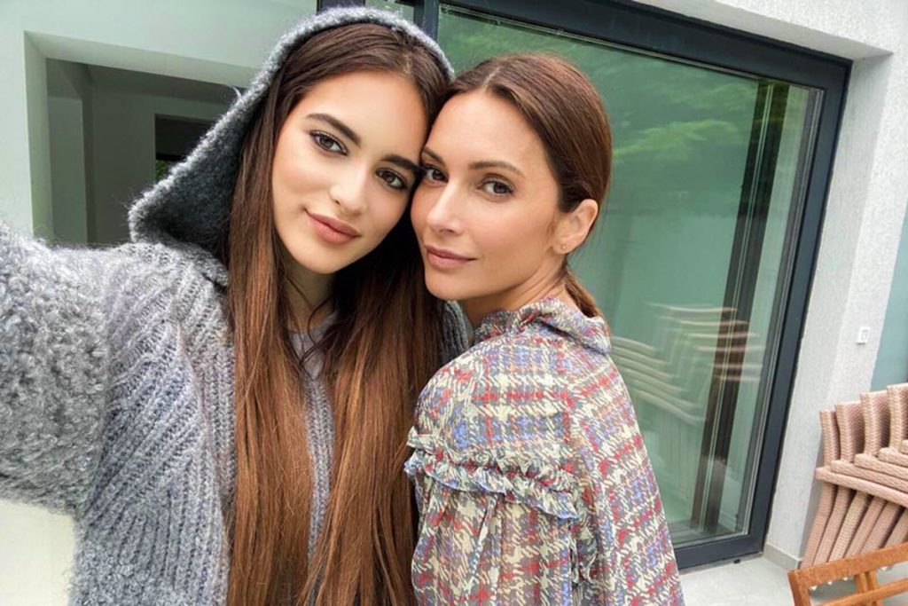 Fiica Andreei Berecleanu, apariţie surprinzătoare la piscină. Cum s-a pozat Eva Zaharescu, în Anglia. Foto