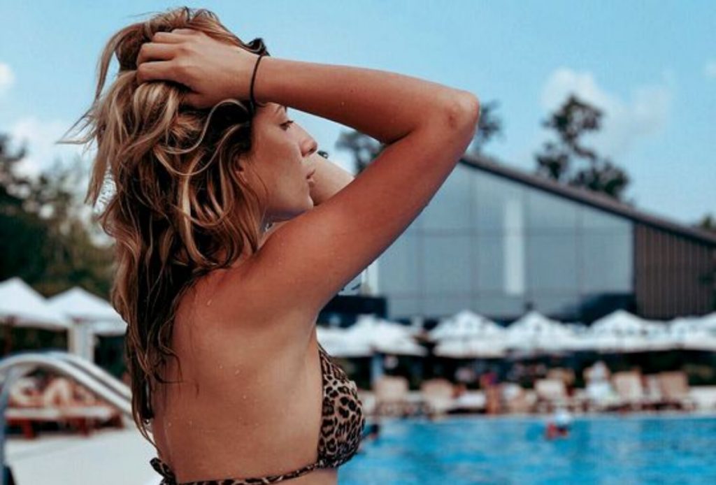 Fiica unui mare cântăreţ de la noi a lăsat ruşinea la o parte pentru aceste fotografii. Cum s-a pozat vedeta