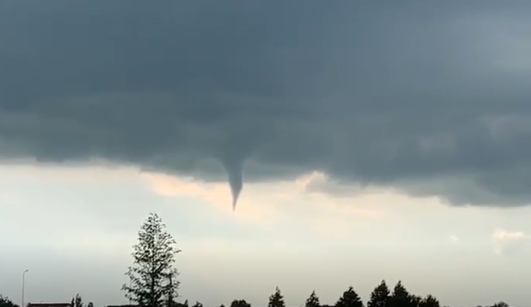 Inceput de tornada in apropierea Bucurestiului. Fenomenul a fost filmat, e avertizare de vreme severa