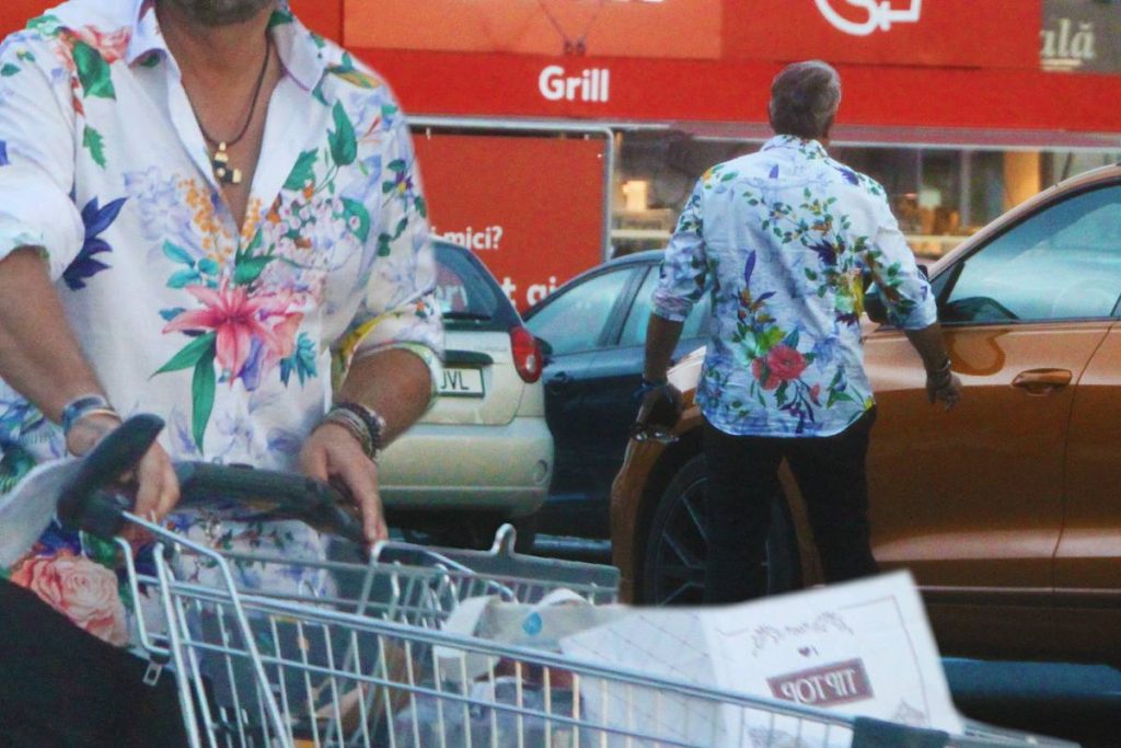 Își face vacanțele în locuri exotice, dar merge la shopping în cel mai ieftin hypermarket. Cum a fost surprins milionarul român (foto exclusiv)