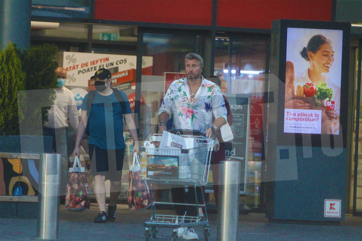 Milionarul român, surprins că merge la shopping în cel mai ieftin hypermarket
