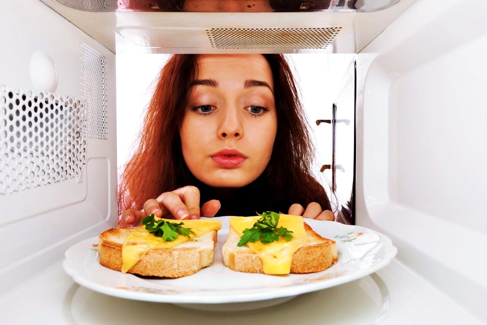 Marile greșeli pe care le faci când folosești cuptorul cu microunde. Încetează să mai faci asta!