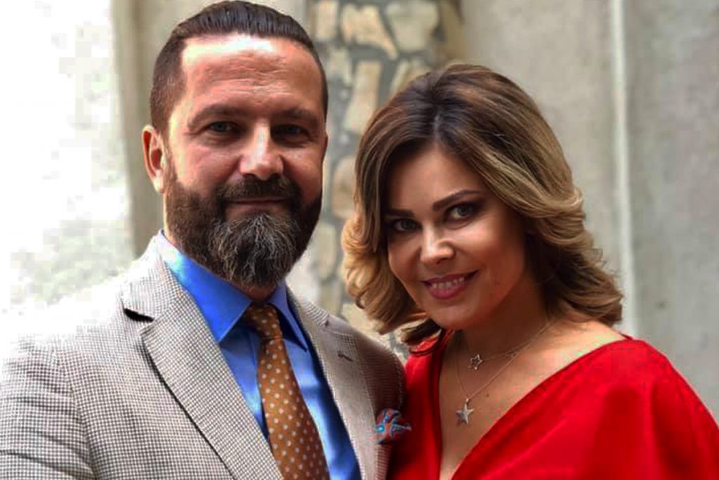 Miki de la K-Pital s-a măritat, după 18 ani, cu impresarul ei! Ce spune soțul solistei, despre tradiționala lună de miere: ”Nu mai suntem adolescenți”. EXCLUSIV