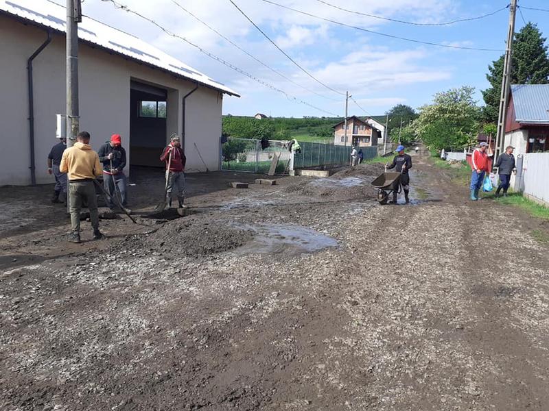 O comună din Iași, acoperită de ape. Ploile abundente din ultimele zile au făcut prăpăd. Localnicii sunt disperați