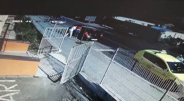 Imagini incredibile într-o grădiniță din Craiova. O mamă și-a luat gemenii, cu forța, din unitatea de învățământ și a agresat o angajată