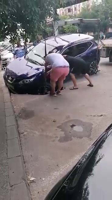 O masina fost inghitita de asfalt