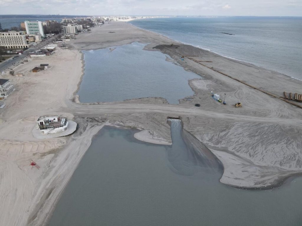 Avertisment pentru turiști. Plajele lărgite din Mamaia au reconfigurat adâncimea apei: „Panta o să fie mai abruptă ca până acum”