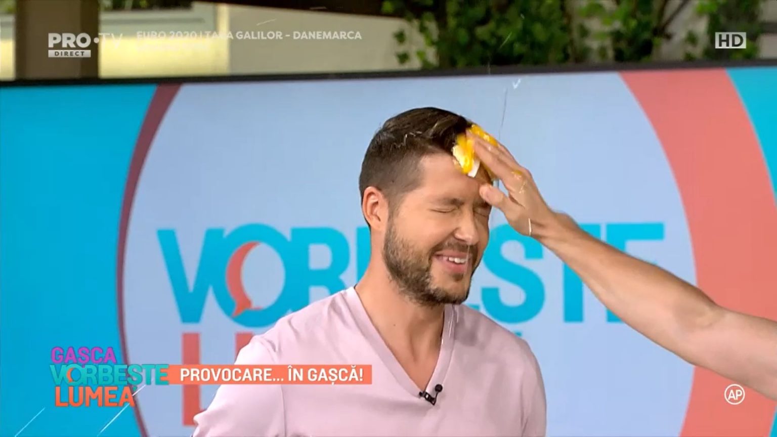 Prezentator de la Pro TV, bătut cu ouă în direct. Telespectatorii au crezut că nu văd bine. Foto