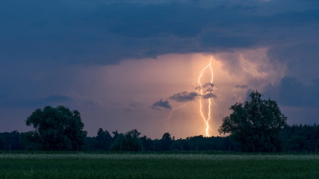 România, sub cod portocaliu de furtuni. Prognoza meteo pe întreaga săptămână