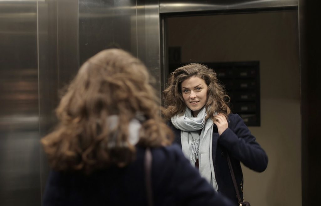 Te-ai întrebat vreodată de ce sunt oglinzi în lift? Lucruri inedite despre aceste obiecte