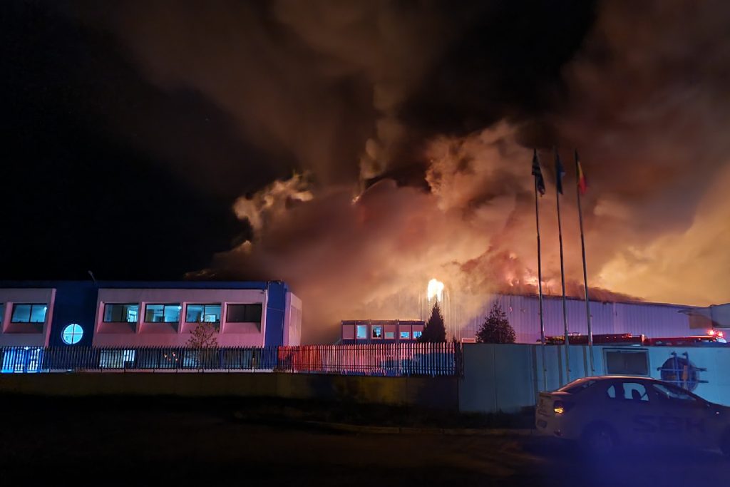 Timişoara: Incendiu de proporţii într-o hală a unui producător de frigidere. Aproape o mie de oameni au rămas fără loc de muncă
