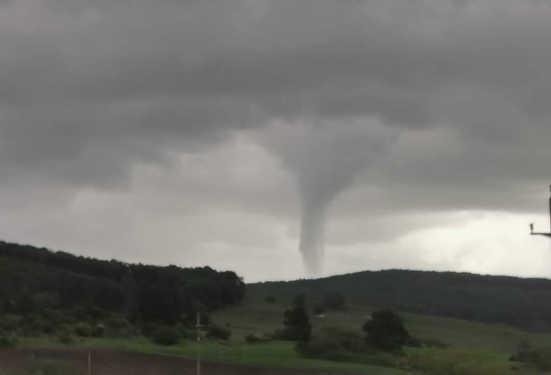 Trei tornade intr-o saptamana in Romania, climatologii ne spun la ce sa ne asteptam. Cand vin temperaturile de vara
