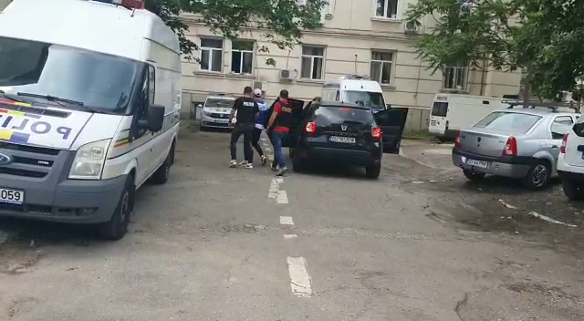 Urmărire ca în filme pe străzile Craiovei. Un individ, prins de polițiști în trafic, băut și drogat. De ce era dat în urmărire internațională