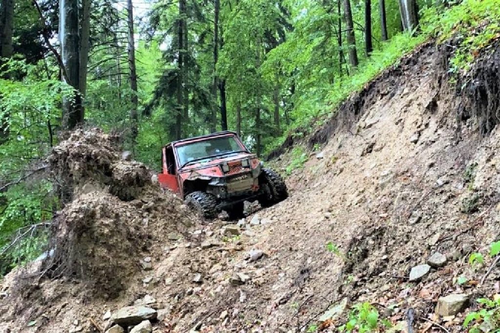 Un pilot de off road, fost campion național, a murit după ce maşina sa a fost luată de apă. Acesta concura la raliul de la Slănic Moldova