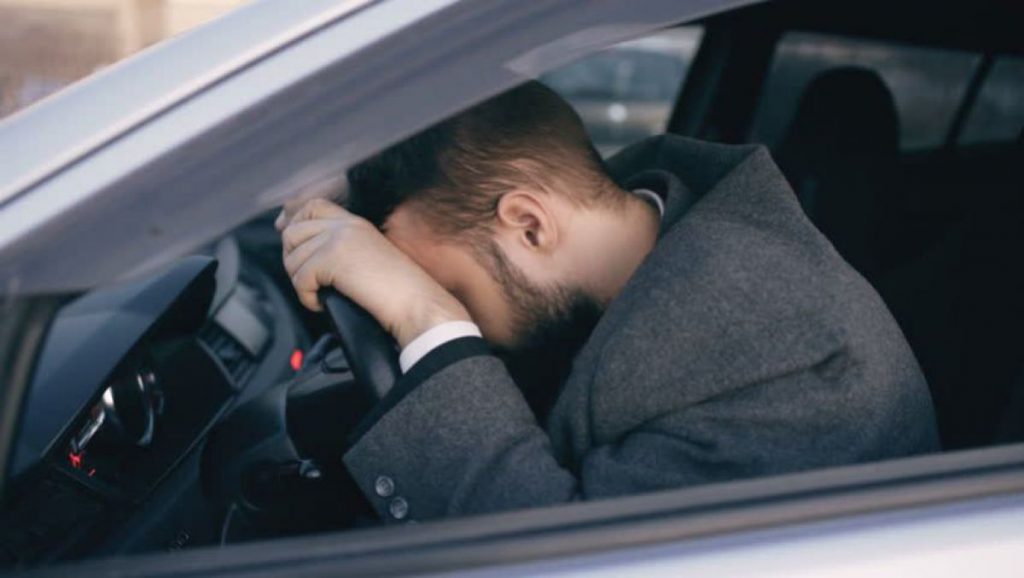 Scene incredibile în Iași, după ce un șofer beat a adormit fix în mijlocul unei intersecții. Cum a reacționat când l-au găsit polițiștii