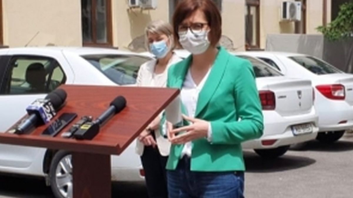 Gafa uriasa facuta de ministrul Sanatatii la conferinta de presa. Imaginea cu Ioana Mihaila, virala