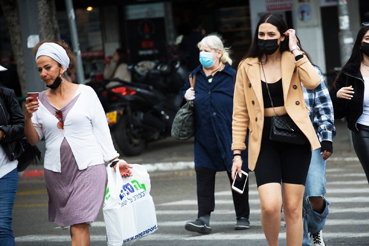 Masca e din nou obligatorie in spatiile inchise in Israel. Jumatate din tara este deja vaccinata