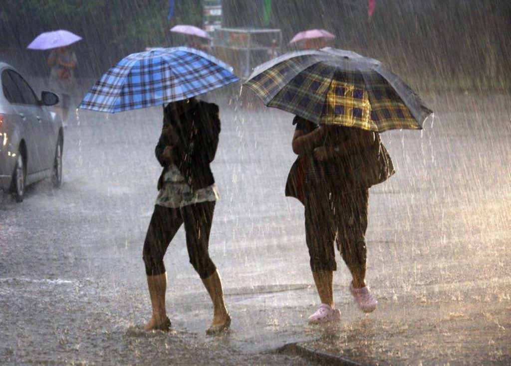 Noi atenţionări meteo de vreme rea. România, sub asediul ploilor torenţiale şi furtunilor