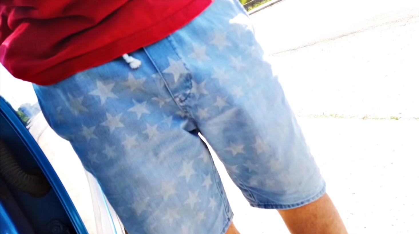 Puya, oprit la poarta Penitenciarului Mioveni, când vizita un prieten, pentru că purta pantaloni scurți