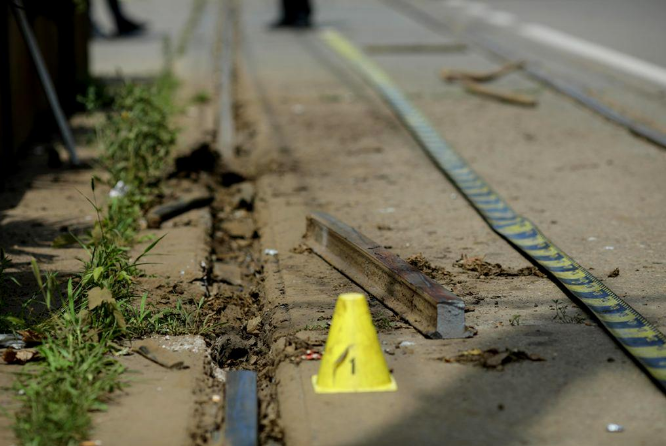 Sina de pe calea de rulare s-a rupt si a ajuns in interiorul tramvaiului