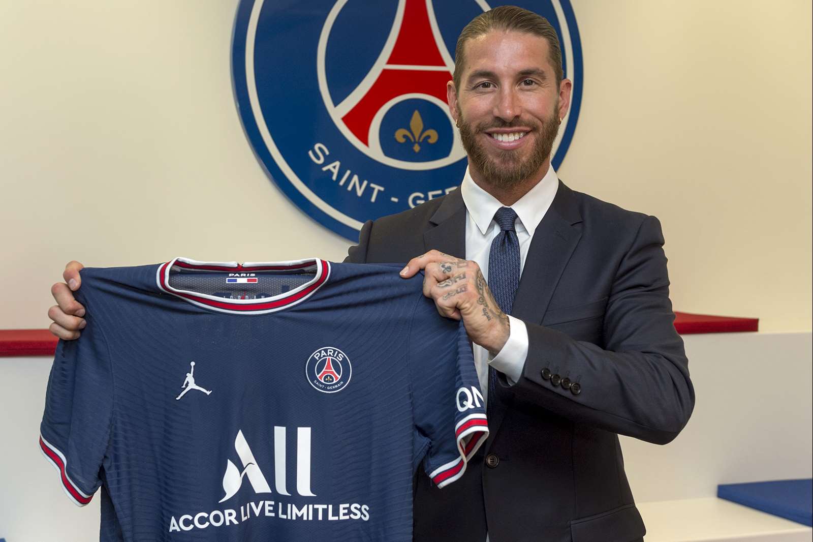 Sergio Ramos a semnat cu PSG. Va castiga un salaiu fabulos