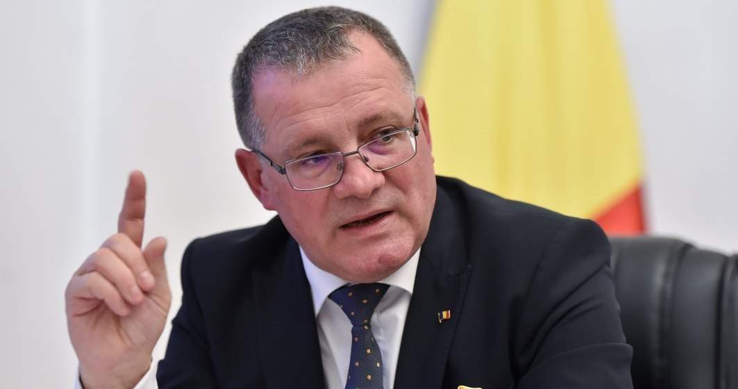 Adrian Oros, ministrul care ”putea fi” în două locuri în același timp. Își onora îndatoririle de oficial al statului și preda la facultate concomitent