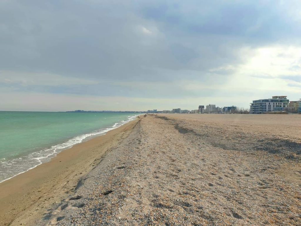 Adio șezlongurilor și umbreluțelor de la firul apei pe plajele de fițe din Mamaia