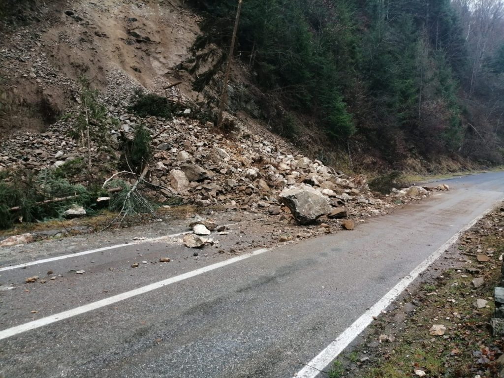 Căderi masive de pietre pe Valea Oltului. Ce mesaj au transmis autoritățile
