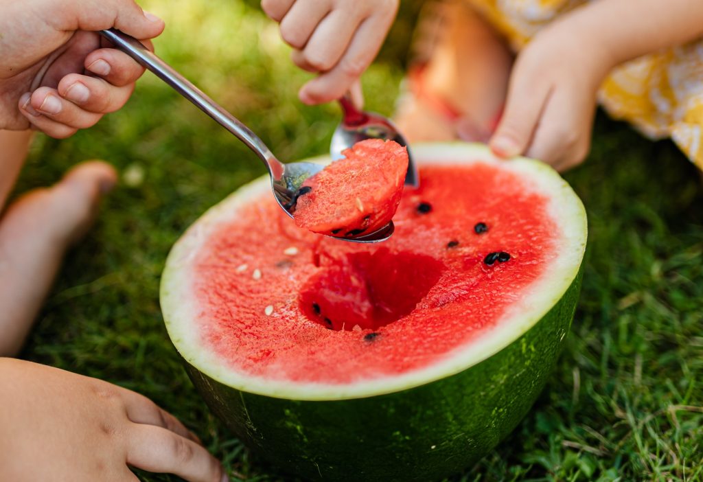 Cum scoţi uşor şi rapid seminţele de la pepeni. Trucul pe care trebuie să îl afli