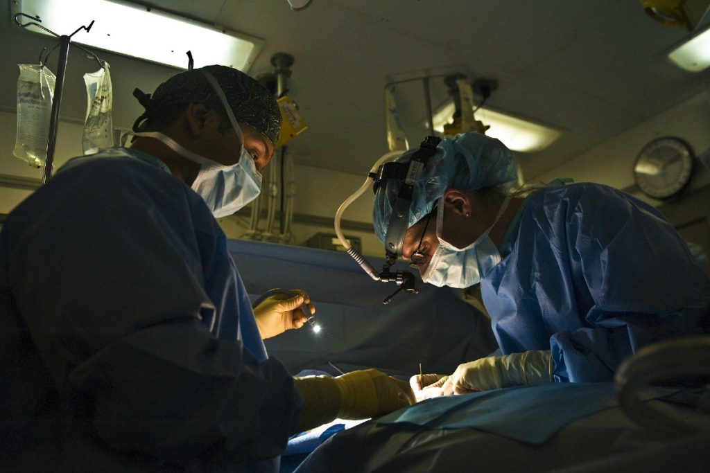 De ce medicii nu poartă halate albe atunci când operează. Motivul este cu totul neaşteptat