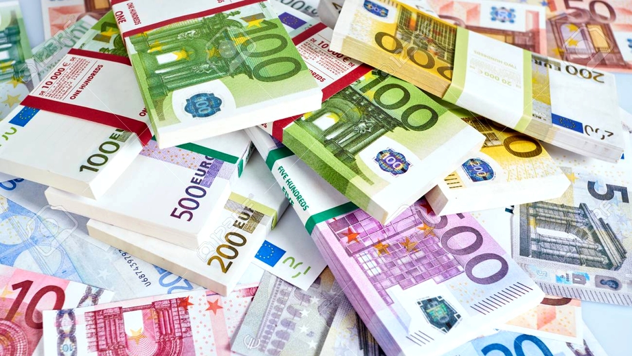 Doar 10% dintre angajaţii români au salarii de peste 1.000 de euro net pe lună. Ce spun experţii