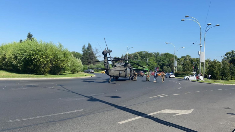 Scene incredibile azi în București, după ce un elicopter american a aterizat forţat în piaţa Charles de Gaulle și a doborât mai mulți stâlpi de iluminat