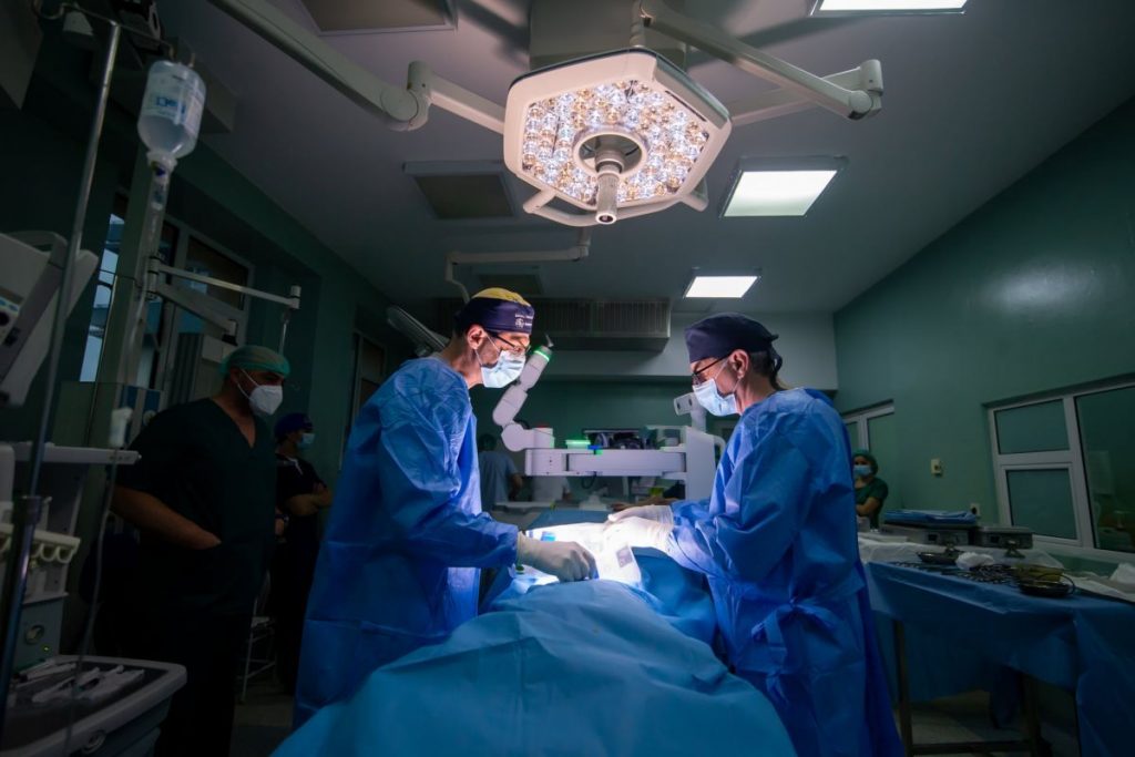 Premieră națională la Iași. O femeie de 68 de ani, operată cu ajutorul unui robot de chirurgie craniană. Intervenția a fost efectuată la Spitalul de Neurochirurgie