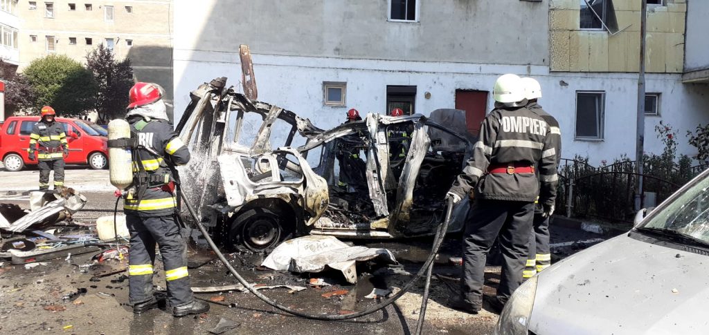 Incendiu urmat de o explozie puternică la Râmnicu Vâlcea. Două persoane au fost rănite, iar a treia a suferit un atac de panică. Cum s-a petrecut tragedia VIDEO